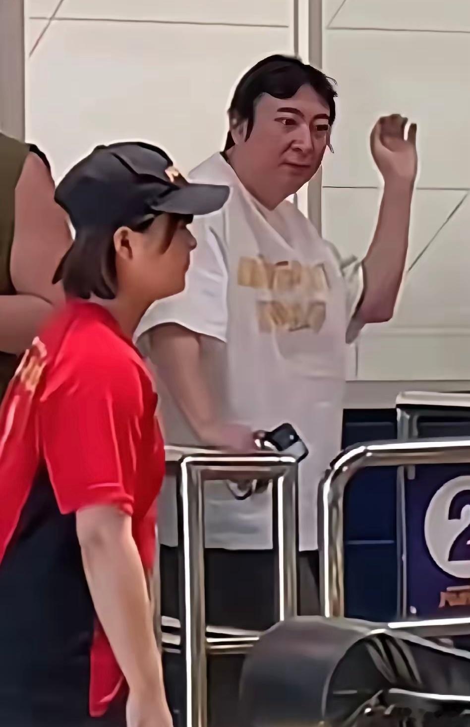 在日本继续潇洒的王思聪，身材已经胖的快走样了，反观他的父亲王健林，这几年被债务拖