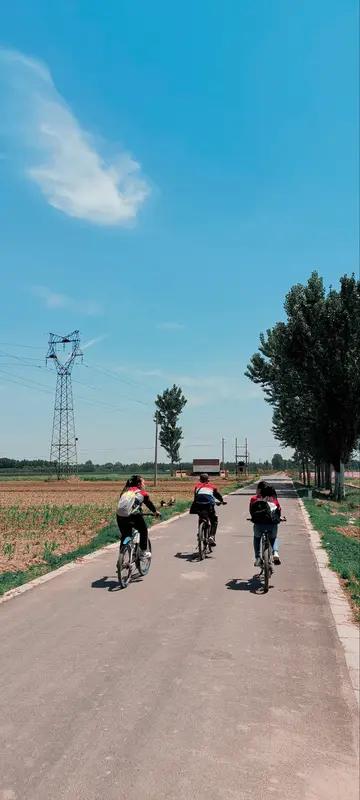 90岁的张爷爷活脱脱像个骑行江湖的“大侠”，过去30年里，他跨上自行车，把骑行当