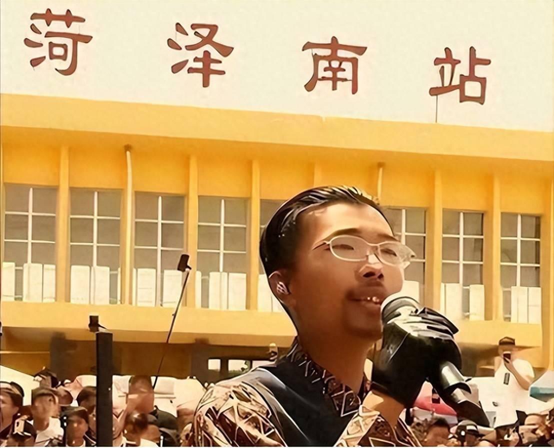 标题：那个"日入百万"的男人，终于变回烧烤摊老板：中产最该警惕的，是被流量伪造的