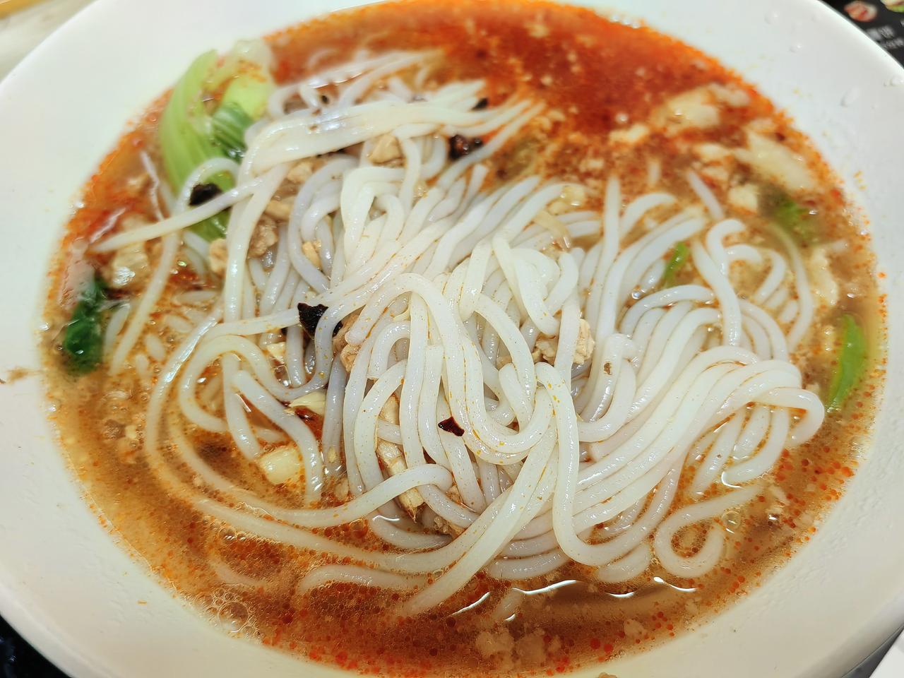 午间，煮了一份粉，用昨天肉夹馍里剩下的肉末，加一棵青菜一个小菜椒一起煮了，加猪油