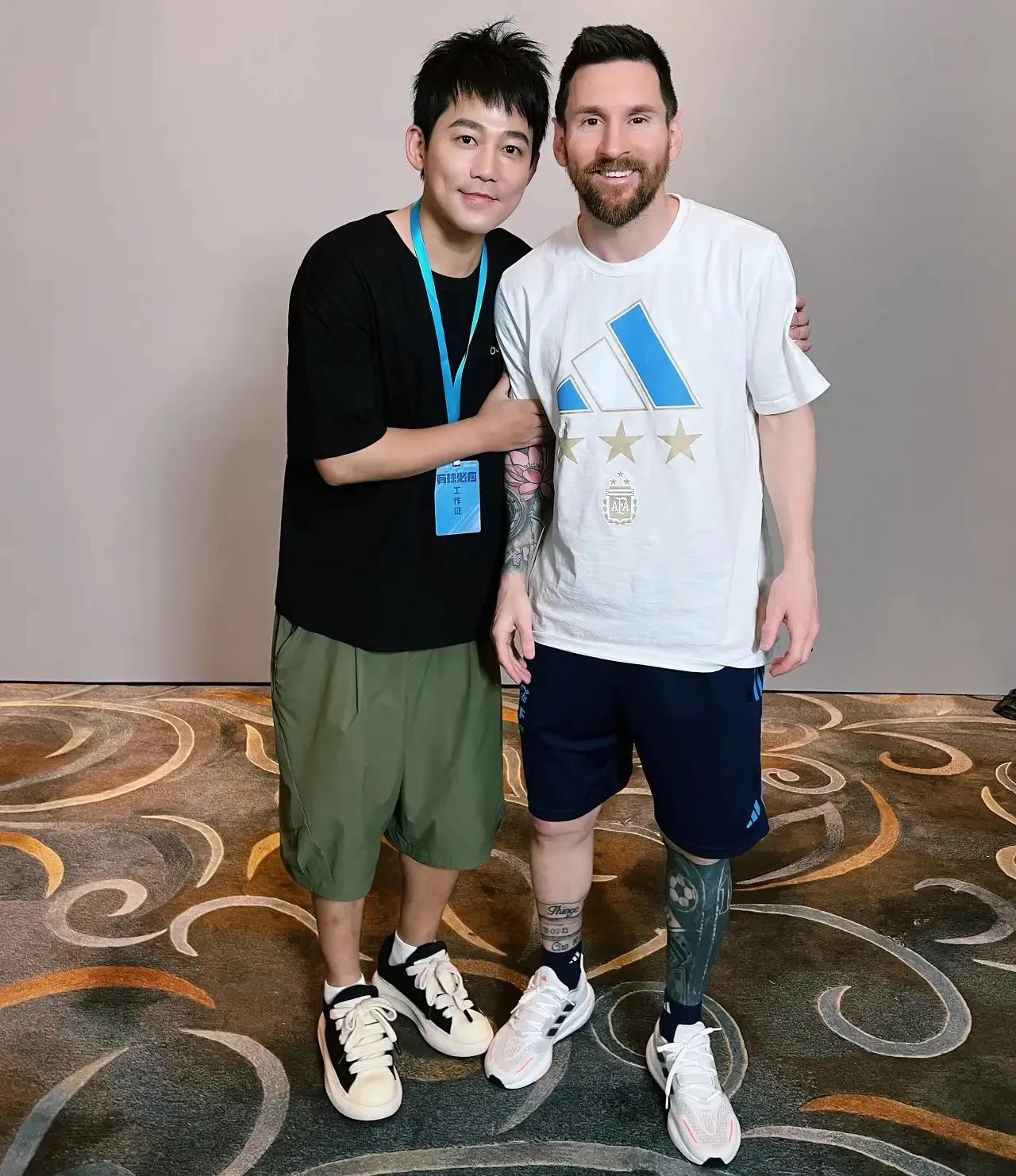 羡慕苏醒，能和梅西一起合照！

苏醒近日在社交平台上晒出了他和梅西的合照，苏醒全