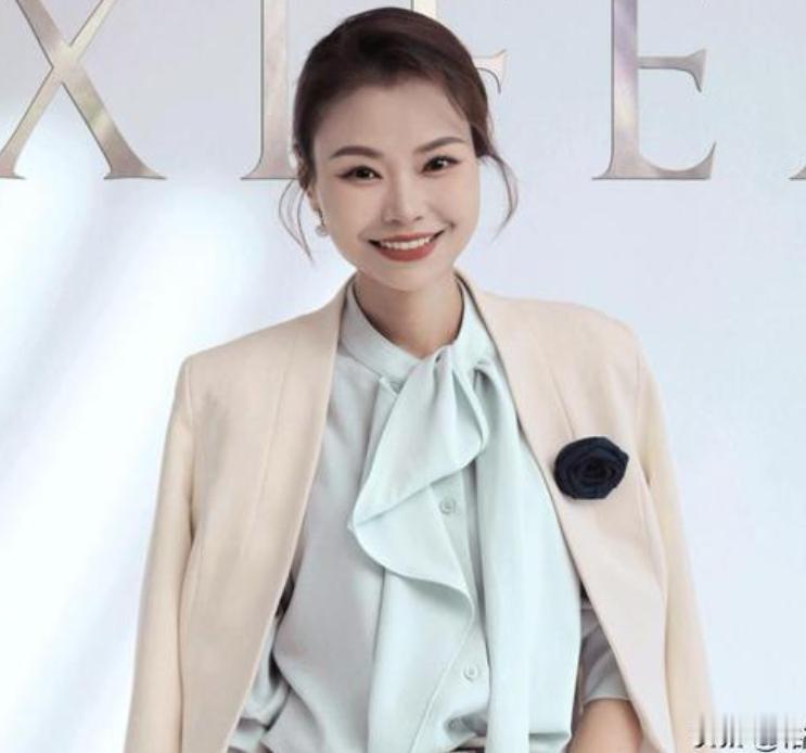37岁主持人熹菲去世，前夫家暴赌博，为还债搏命赚钱还酗酒
娱乐