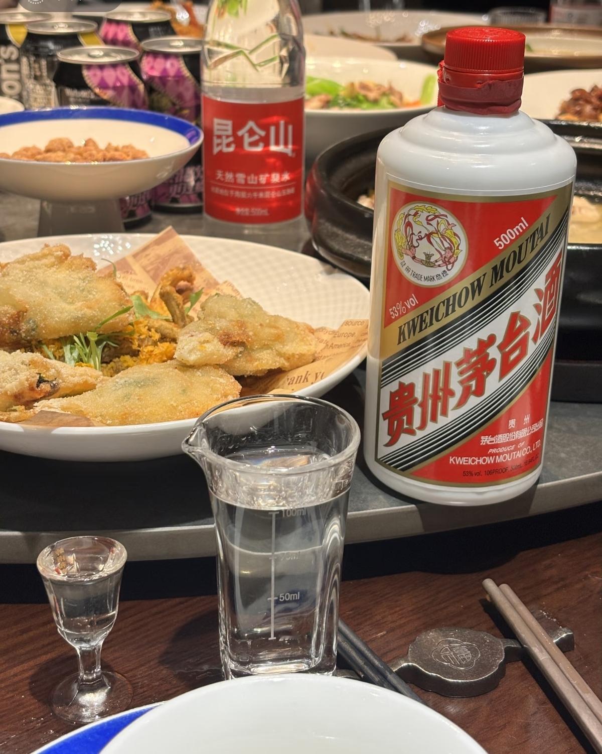 茅台股价冲上1400元，白酒股集体爆发

这两天我就瞅着K线图，茅台坐了火箭一样