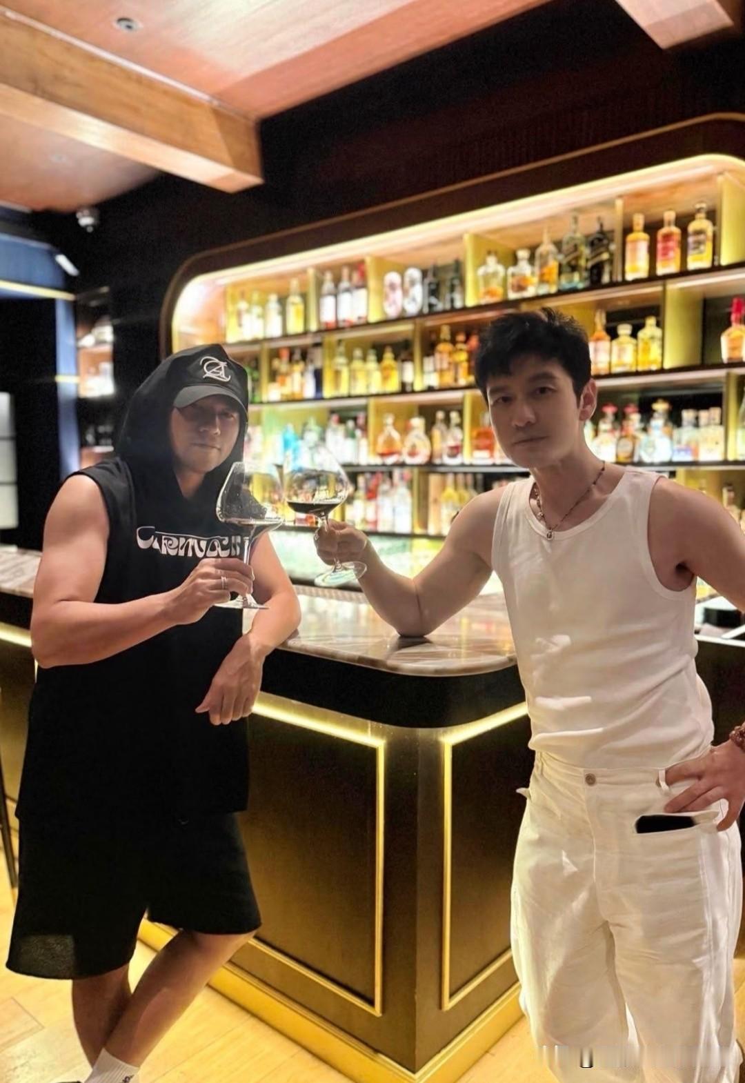 周杰伦晒和黄晓明酒吧聚会合影，两大型男同框反差感拉满，黄晓明在周杰伦身边居然变文