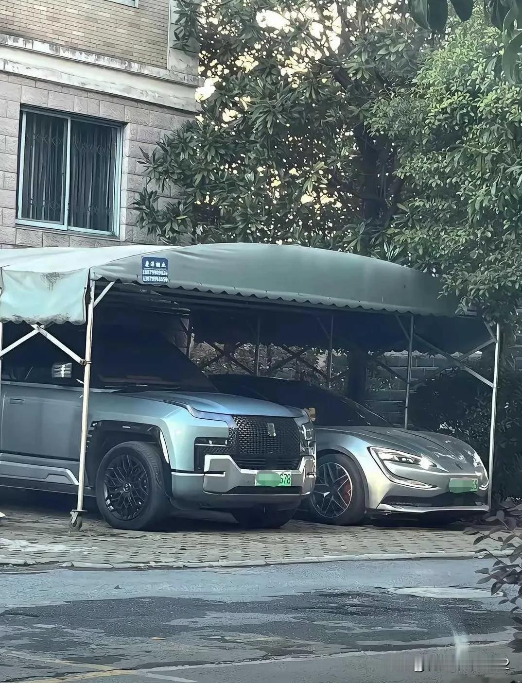 别墅配豪车。还有专门的露天停车位，这两个电车也太豪了吧！
      仿佛看见了