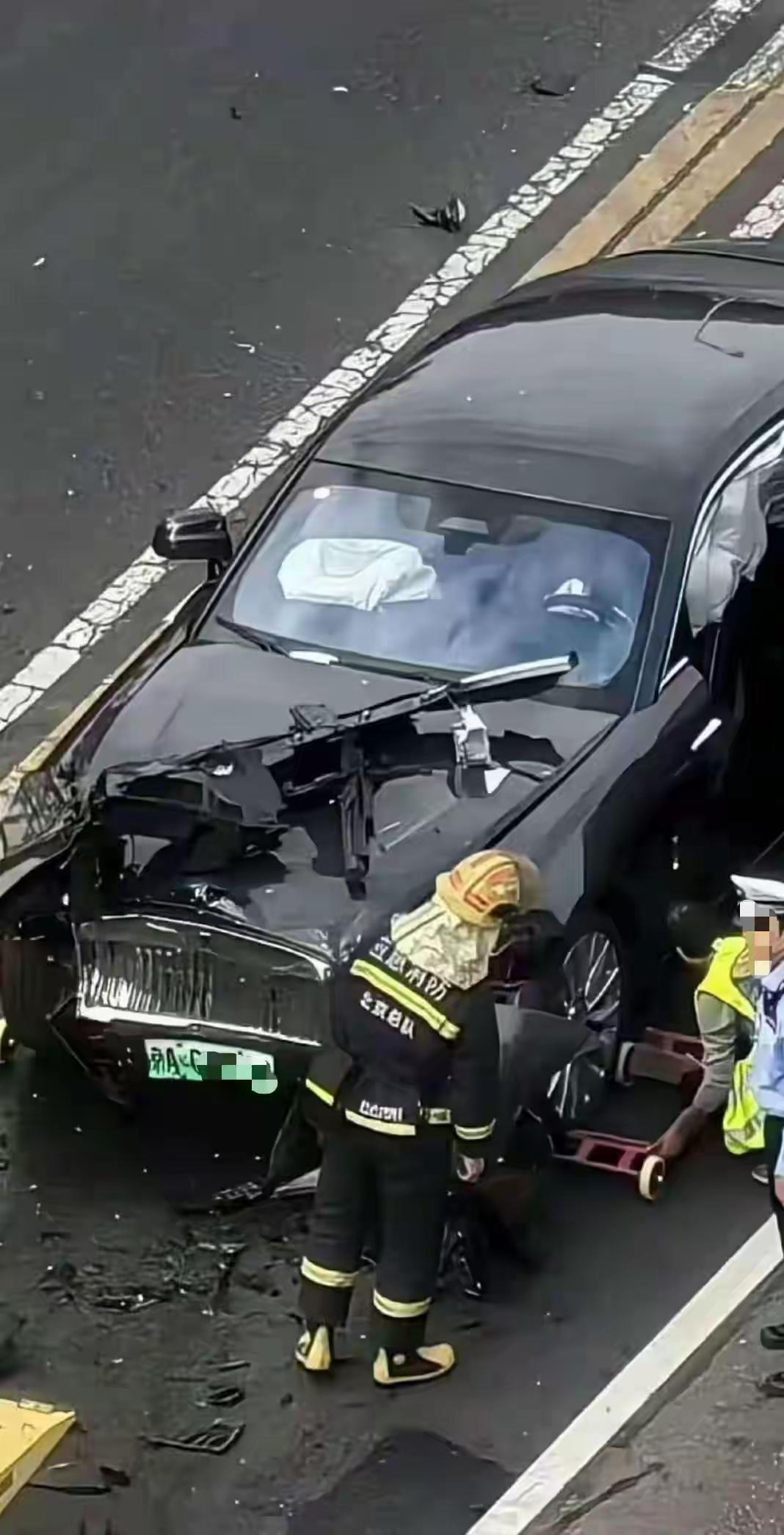 10月3日15时许，知名车评人陈震驾驶今年5月新提的二手劳斯莱斯闪灵，在北京海淀