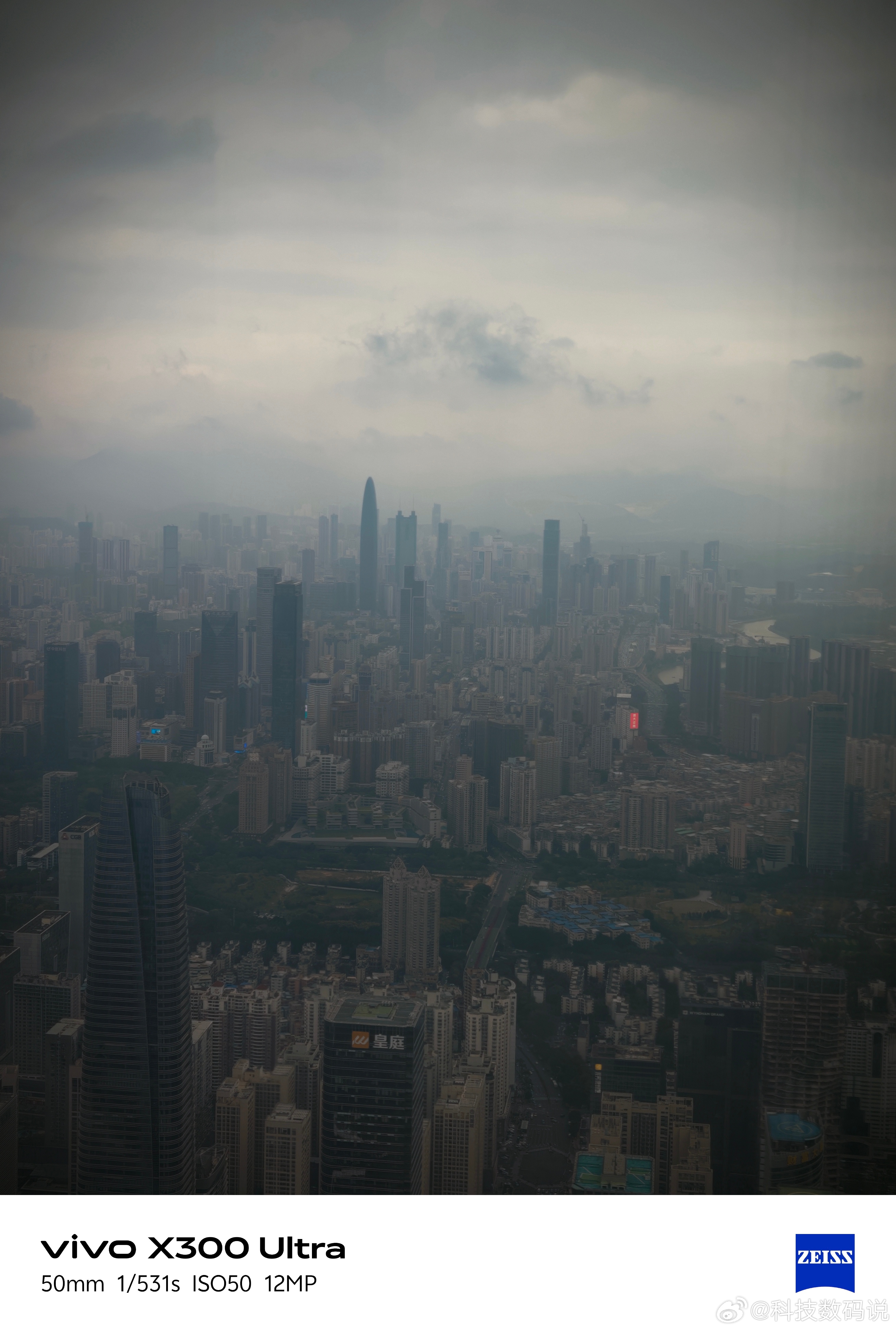 上周带娃打卡深圳地标之平安金融中心小孩子就是胆子大透明玻璃上跑来跑去也不怕这周带