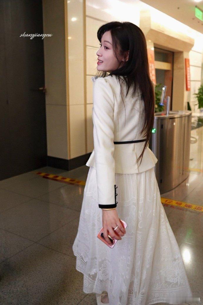 叶一茜入梦舞台梦回童年 金鹰卡通超敢好奇夜，叶一茜带来唱演秀《入梦》，温柔旋律搭