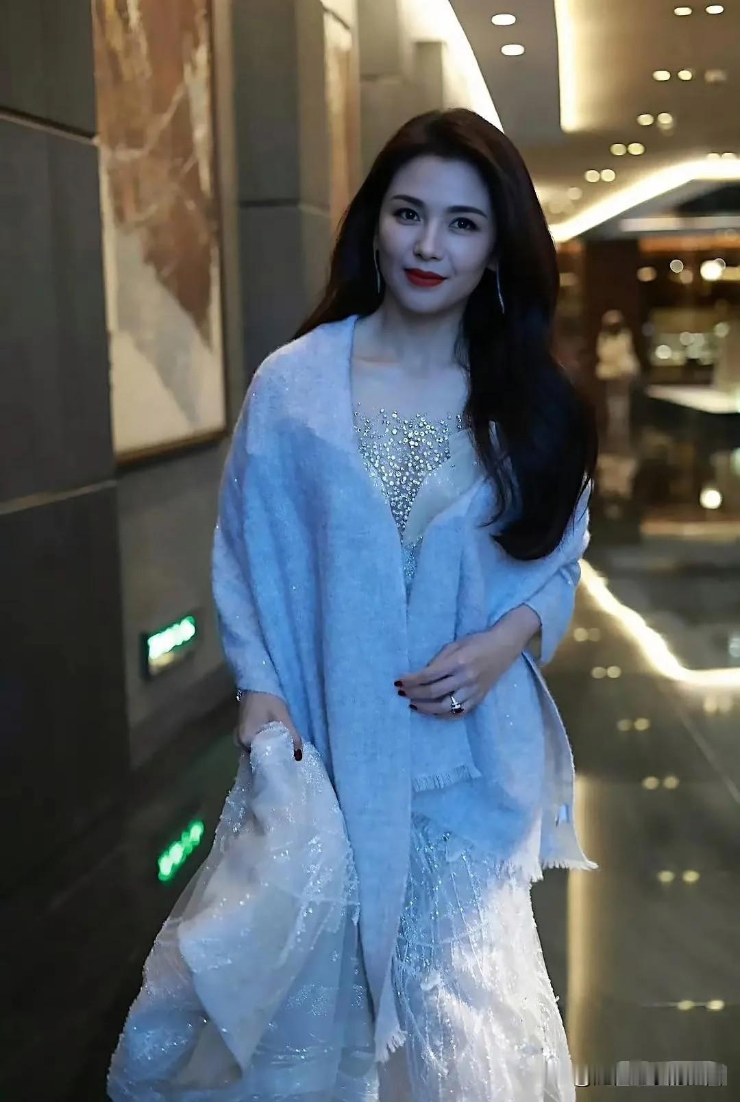 刘涛属于浓颜系的美女，这样浓妆艳抹的挺适合她，穿搭得体大方，看起来气质都不输年轻