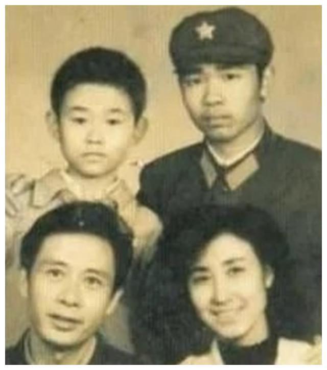 刀郎的父母是做什么的？刀郎的父母都是四川资中文工团的老骨干，父亲是团里的灯光师，