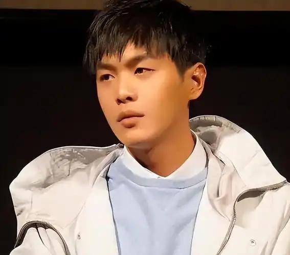 [月亮]张若昀明明有颜值有演技，却被亲爹拖入深渊，最后凭自己硬实力翻盘的演员。