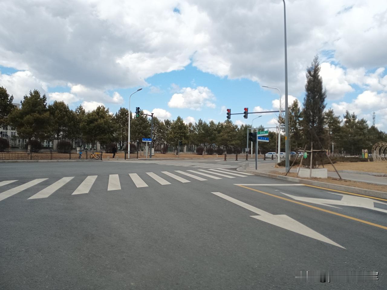 礼让
长春是个有人情味的城市。
当你走在大街上，过马路时，那些疾驰的车辆会自觉的