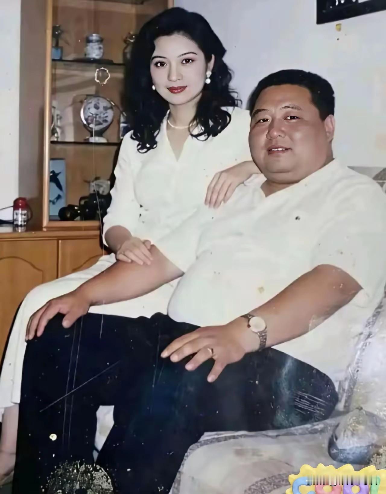 真好奇叔叔当年是怎么拿下阿姨的！单看阿姨这颜值气质，换谁都得费劲，很难想象叔叔用