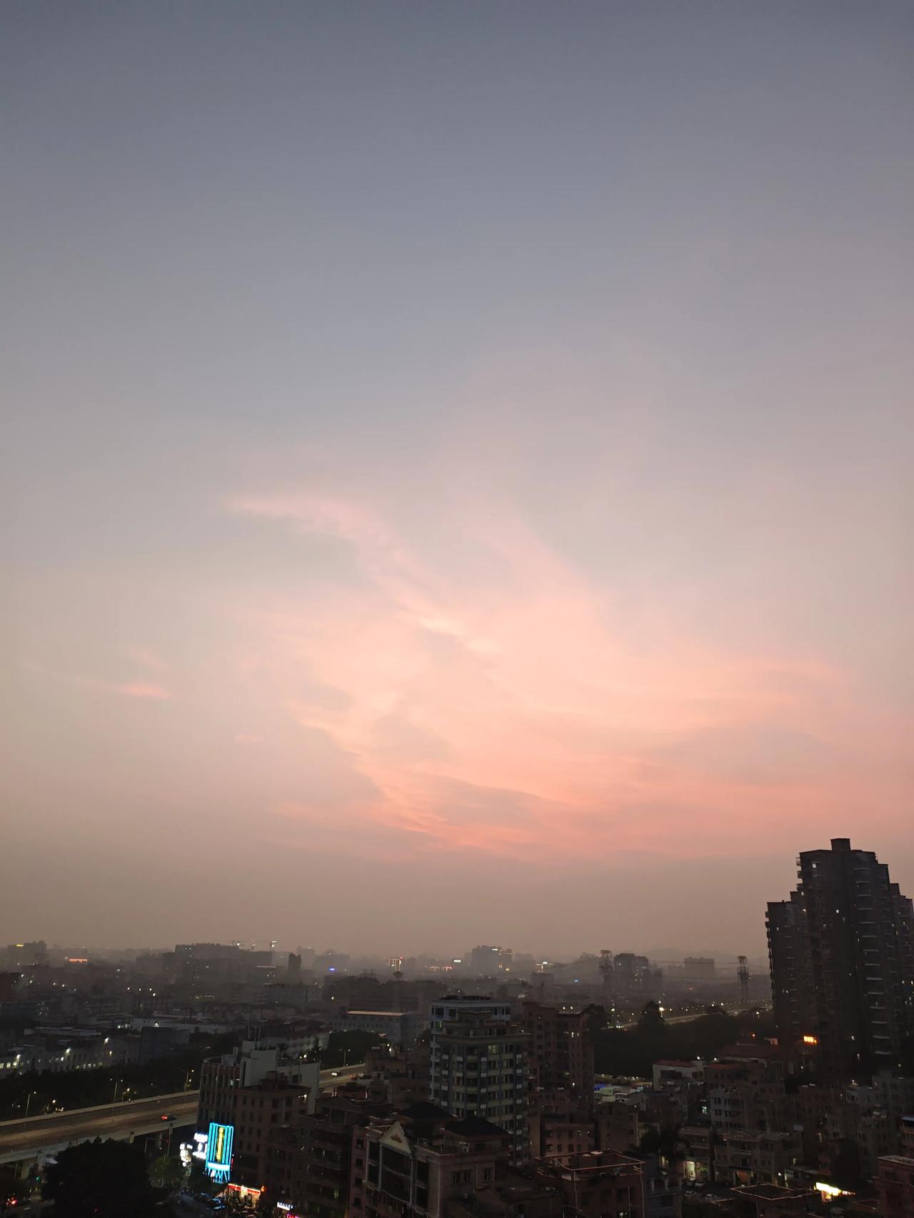 我拍到的落日瞬间在自己阳台上拍到的落日夕阳，淡淡的粉色的夕阳太有意境了！