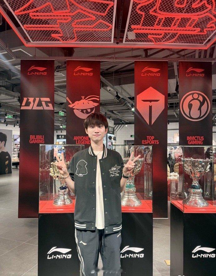 今日，英雄联盟赛事官方宣布，S9冠军战队FPX正式推出LPL，不再参与英雄联盟相