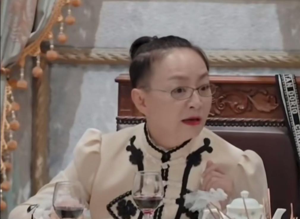 宋丹丹真幽默！曾跟杨紫的爸爸对话，说杨紫还是别当演员了。
杨紫获白玉兰最佳女主角