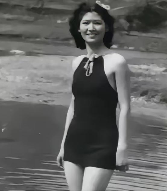 1914年，31岁的阎锡山，娶了14岁的小妾，洞房之夜，阎锡山对小妾说：“你躺下