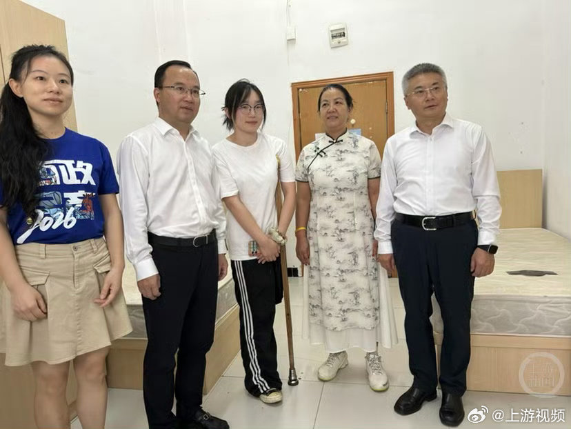 #重庆一高校为新生过集体生日#【有“专属生日礼物”，西南政法大学新生集体庆生】#