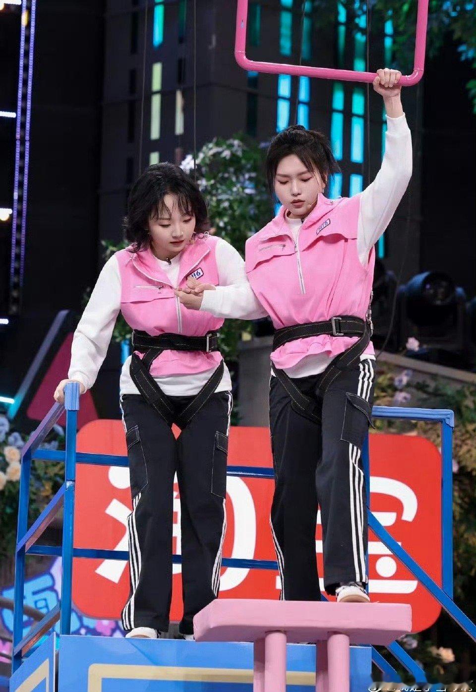 李嘉琦李雪琴你俩咋这么瘦了 《你好星期六》预告杀疯了！好友同框穿粉色玩游戏，瘦得