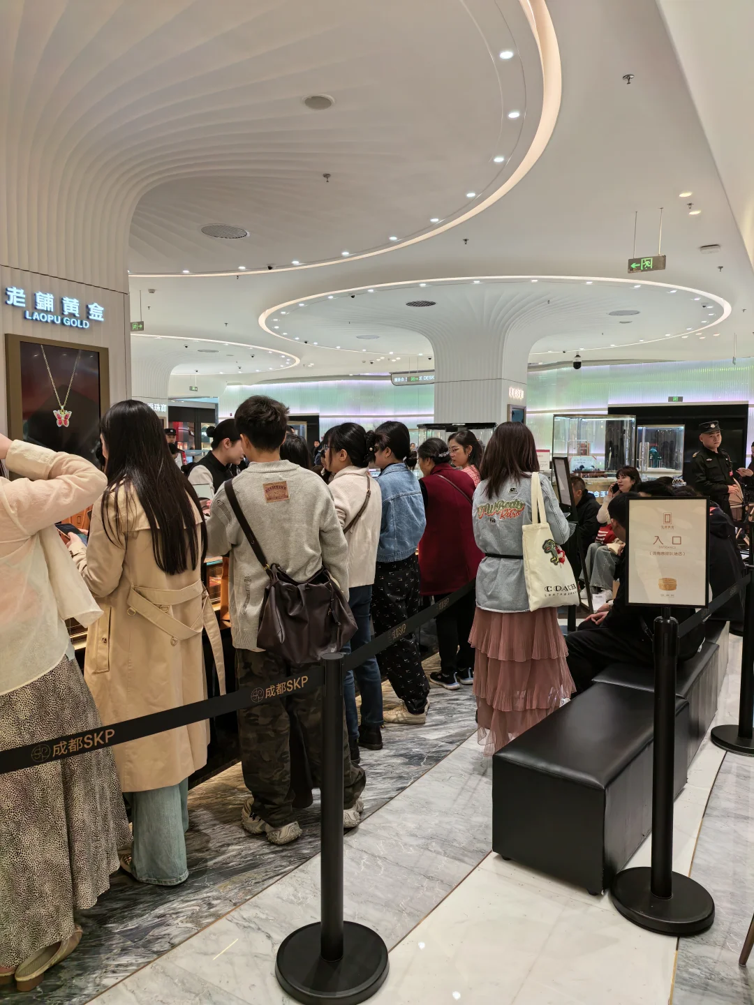 skp是什么情况啊？黄金不要钱？还要排队买