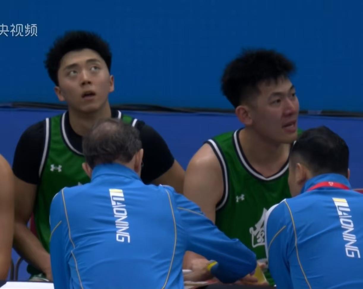 乌戈洛佩斯是个好教练！他尽力了！面对无人可用的替补席直挠头！很多人都在幸灾乐祸，