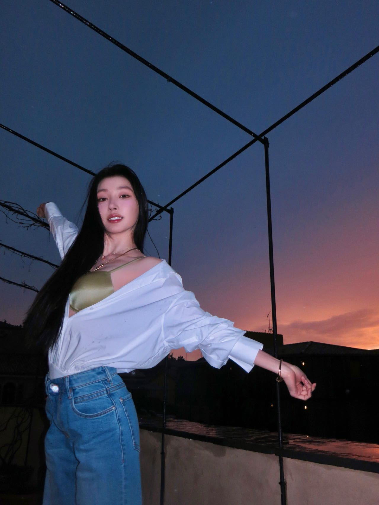 穿她身上一点都不觉得se情，很明媚的感觉！易梦玲的身材比例堪称“女娲毕设”。 
