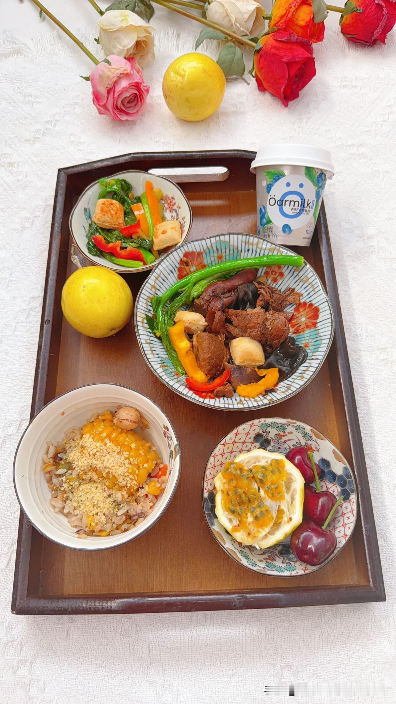 一人彩虹餐分享，杂豆杂粮玉米饭撒小麦胚芽一小小碗牛肉炖石屏豆腐还加了蛏子干和香菇