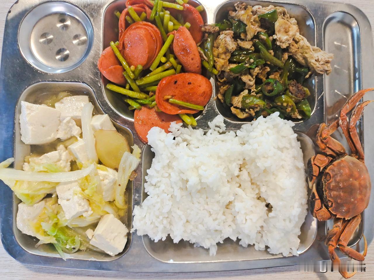 在辽宁省盘锦市，点一份快餐，三个素菜，一只螃蟹，花了15块钱，这物价算是什么水平