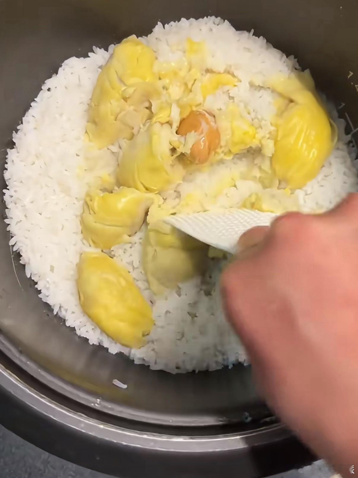 看到一个直接拿榴莲煮饭的，说实话我理解的是泰国芒果糯米饭的那种糯米处理方式 把芒