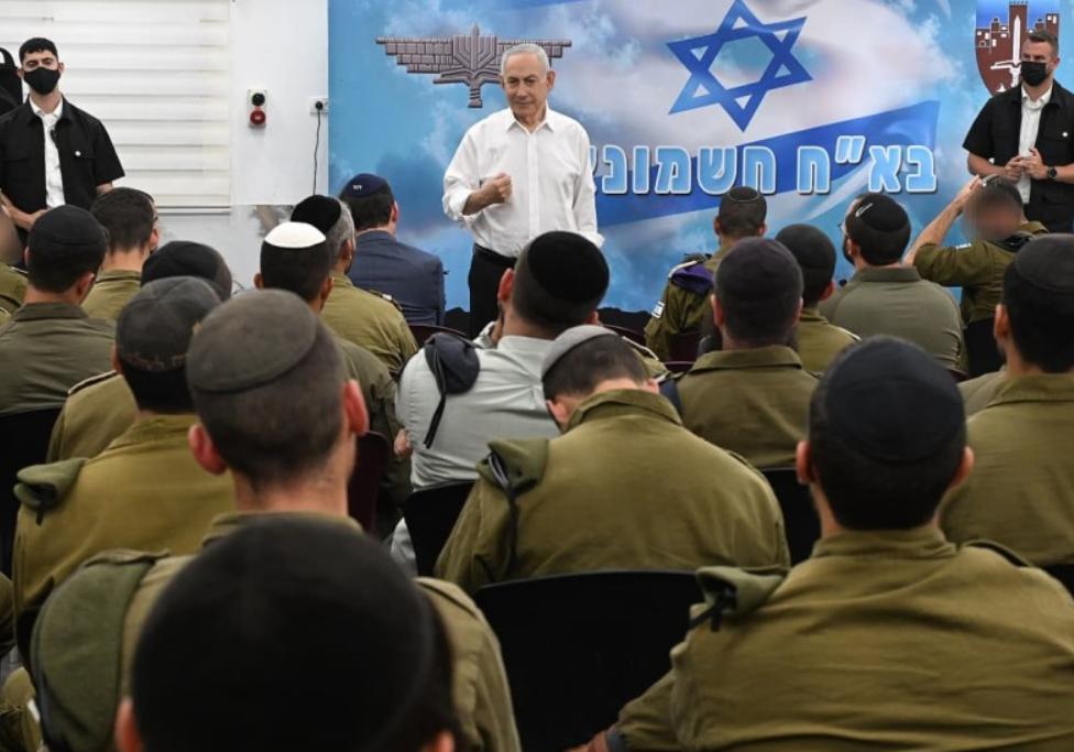 以色列大选基本尘埃落定，但有个细节挺有意思。投票截止前一个半小时，内塔尼亚胡突然