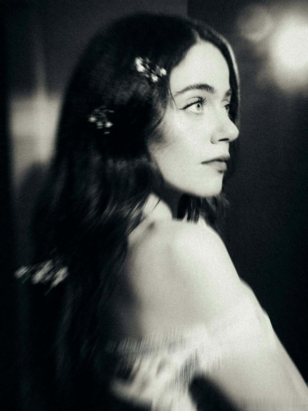 Molly gordon莫丽戈登新照一枚，由摄影师Alexandra Arnol