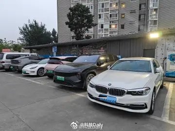 车主吐槽找加油站走近发现是饭店 这个和纯电车主到充电桩跟前发现被人占位有一拼了.