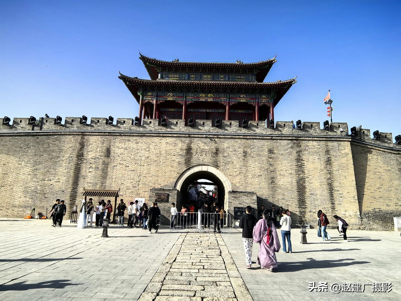 广府古城，那可是个历史悠久的好地方，听说还有很多有趣的传说和故事呢！你去了那儿，