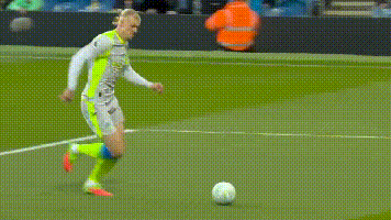 曼城1比0伯恩利曼城反超阿森纳登顶 榜首易主！曼城反超阿森纳登顶，同分同净胜球进