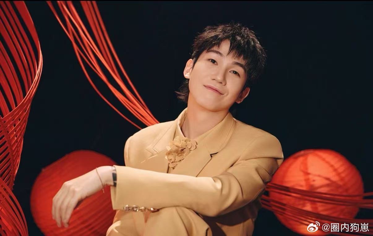 白举纲怎么变嫩了元宵晚会白举纲杀疯了！搭档陆虎胡夏献唱青春曲，发型穿搭少年感拉满