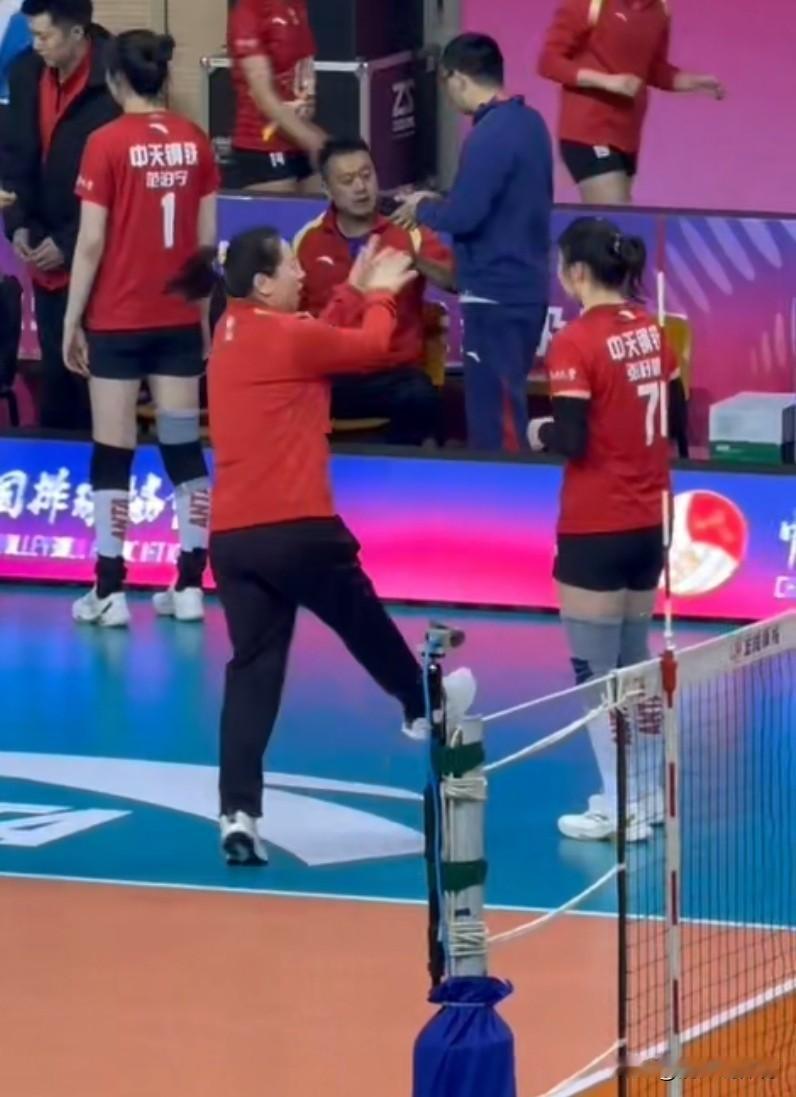 张籽萱赛后也被教练“开小灶”。江苏女排3-1力克河南女排之后，球友拍下了这一组镜