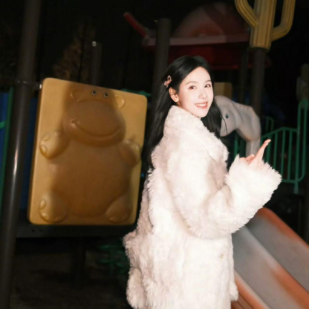 陈都灵滑滑梯陈都灵滑滑梯晒照可爱嘟滑滑梯 