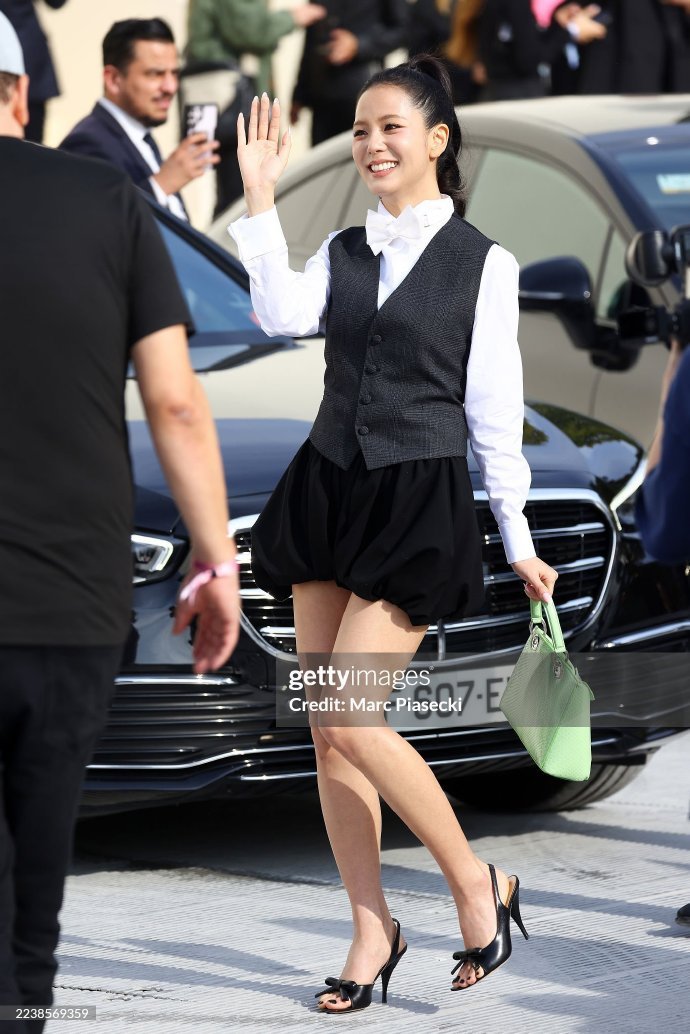 韩国女团成员金智秀，也是当红成员Lisa的队友，生图被网友热议，这状态真的有点不