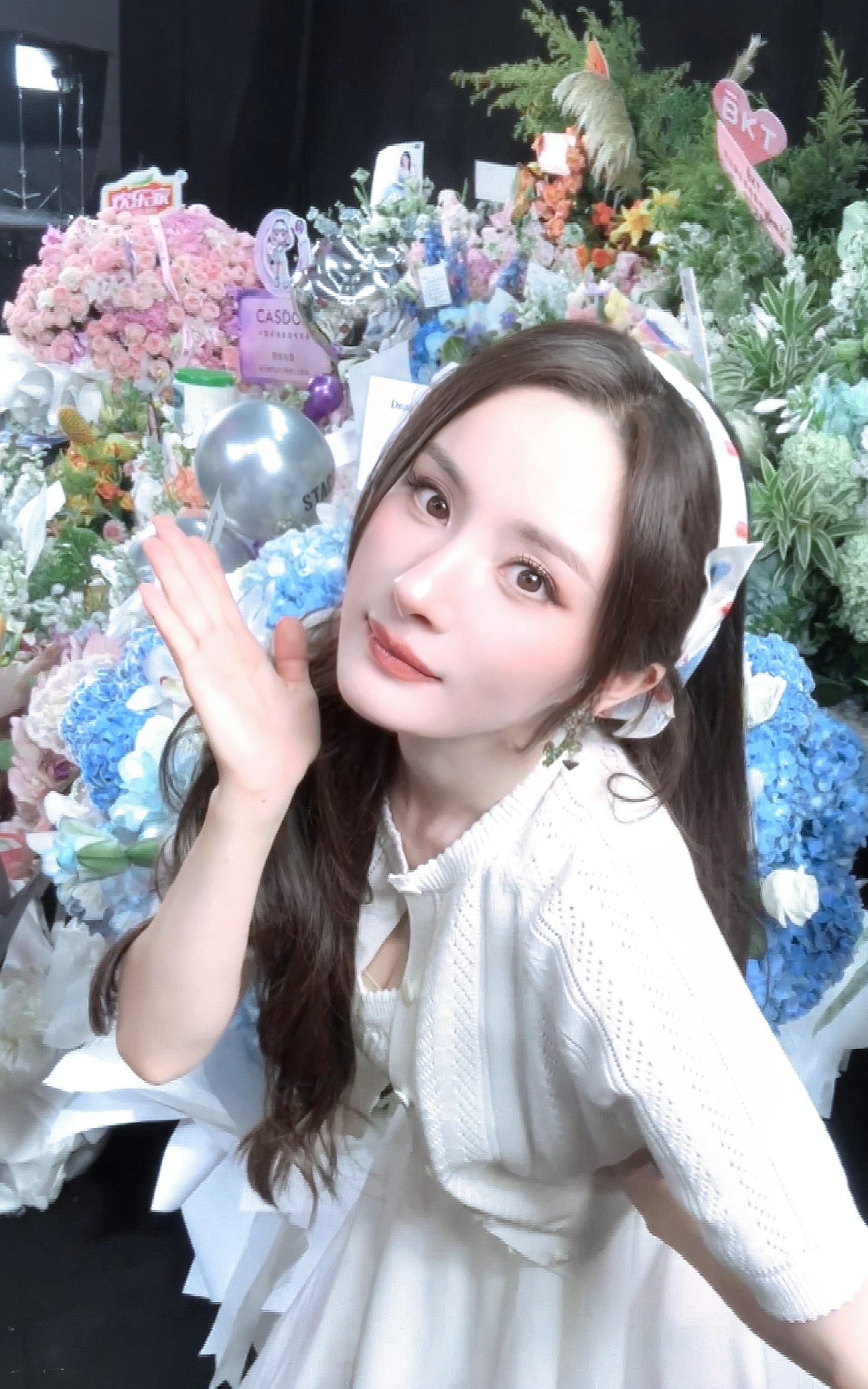 杨幂[超话]杨幂冯娷💙杨幂湮儿💙杨幂江山大同💙杨幂 “你的名字是不可言说的