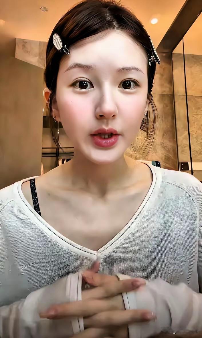 他被抓了。我只是其中之一。赵露思在直播里说起当年被老板扇巴掌的事，最后补了这么一