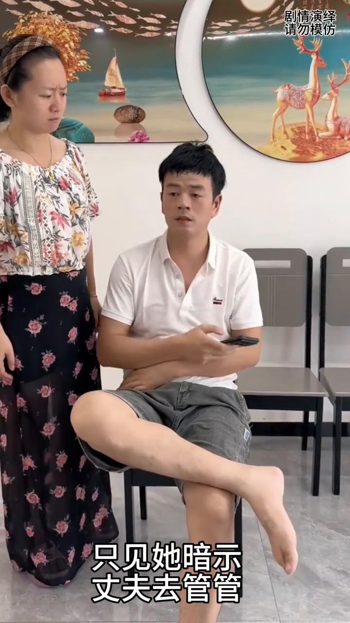 媳妇故意教训丈夫不要玩手机，下一秒儿子看到后也赶紧不玩了。
兄弟两个躺沙发上在看