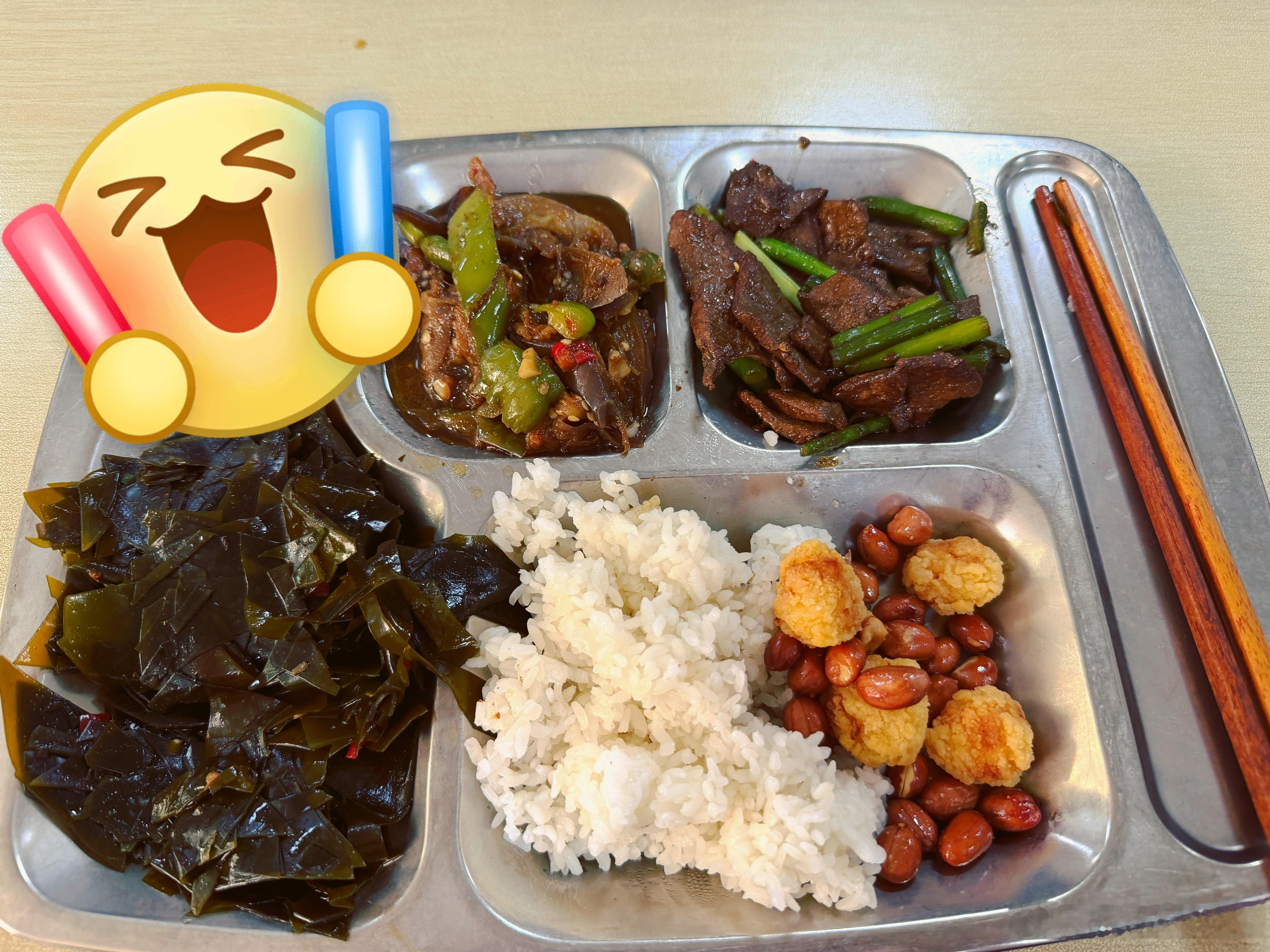 今个食堂没让人失望，许久未见的蒜苗炒猪肝终于上了！蒜苗翠绿，猪肝嫩滑，咬一口满嘴