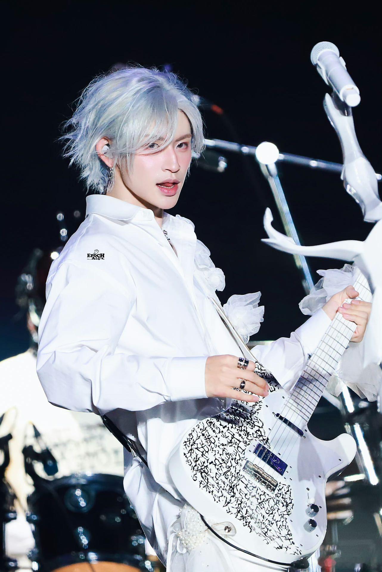 #银发小鬼 校庆男高# 这个造型状态下的小鬼真的成功的靠自己的造型征服了所有人，