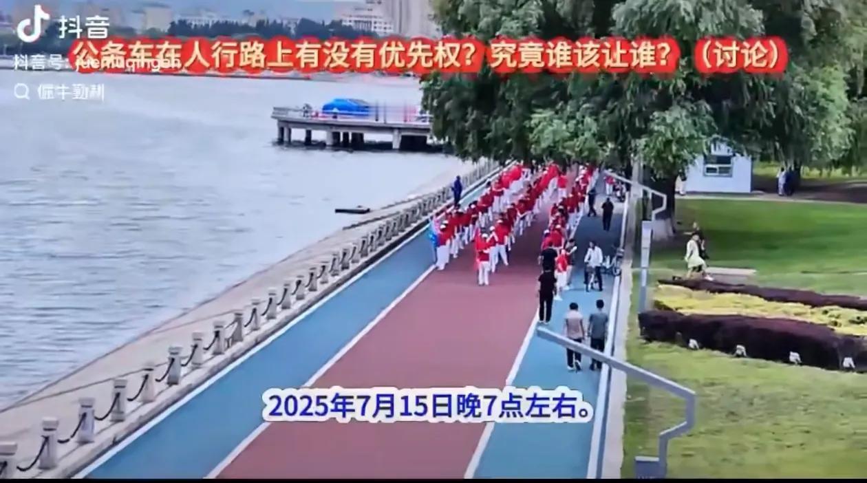 太气愤了！辽宁一暴走团挡住救护车和消防车居然半天不让！
只见上百人的暴走团占据了