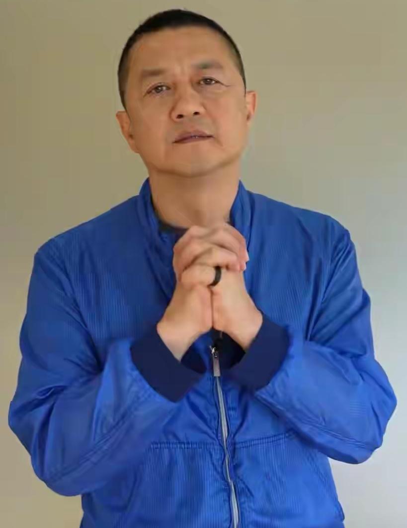 李亚鹏哭了，他回应重庆吐血女孩胡心瑶捐款，做出两个决定，反向两次捐款99999元