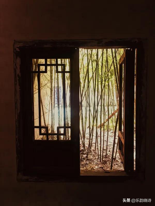 对联这玩意儿，讲究对仗工整、意境相符。给出的下联“朱阁清斋春游山”，描绘了在清幽