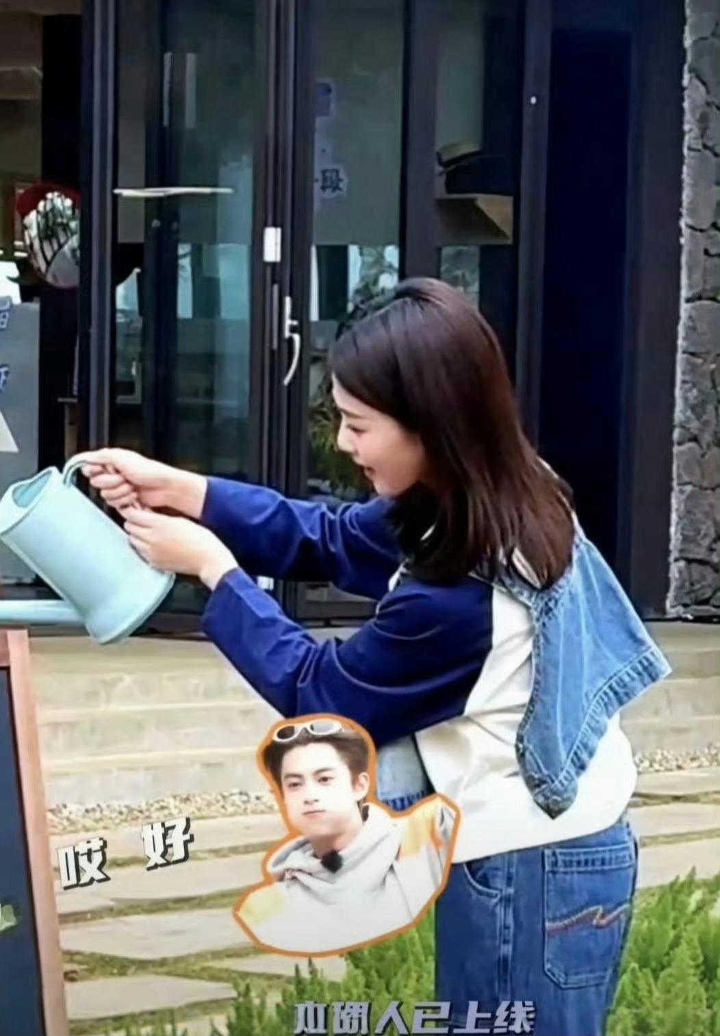 王鹤棣和白鹿的互动太有梗了，买菜砍价互怼，像极了老夫老妻！王鹤棣乱入白鹿拍摄现场