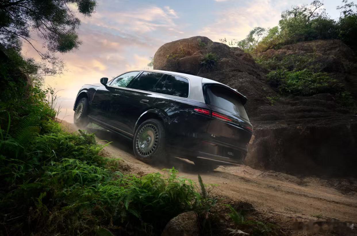 岚图泰山的赤霞紫车漆简直惊艳！当车辆穿梭于山海之间，光影变化如同流动的墨玉，将中