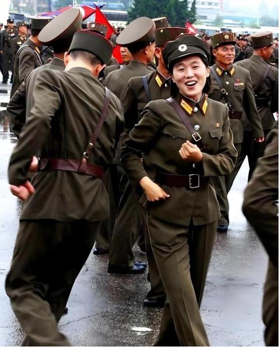 朝鲜是一个特殊的存在：人口仅2600万，却维持着约130万人的现役部队，规模高居