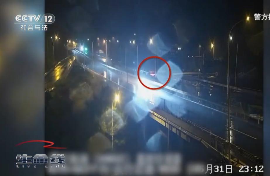 “不作就不会死！”10月7日，浙江杭州，一男子喝了3斤白酒后使用智驾开车上高速，